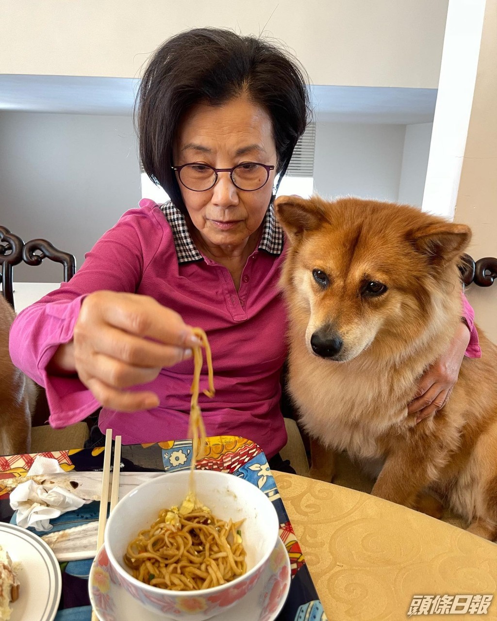 阿姐餵愛犬食蛋糕惹非議，她表示只是玩下，不是給牠們吃。